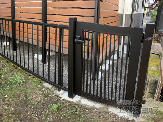 鹿児島県姶良市のの門扉 シンプレオ門扉10型 たて粗格子 片開き 門柱使用 施工例