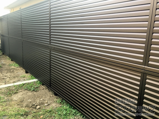 栃木県足利市ののフェンス・柵 ミエーネフェンス 目隠しルーバータイプ 2段支柱 自立建て用 施工例