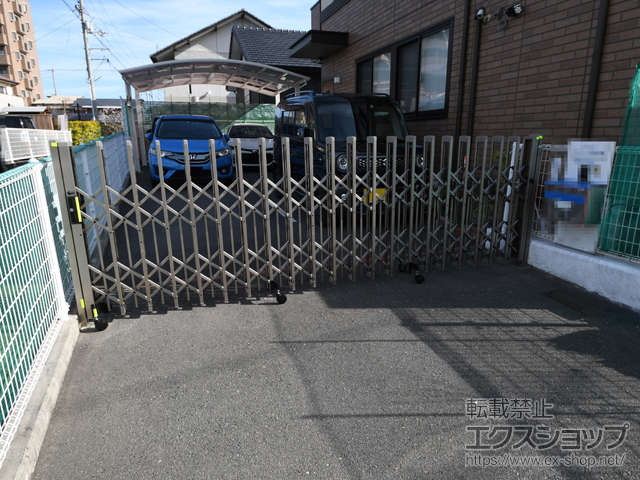 愛媛県今治市ののカーゲート トリップゲートII P型 ペットガード付き ノンレール 片開き 41S 施工例