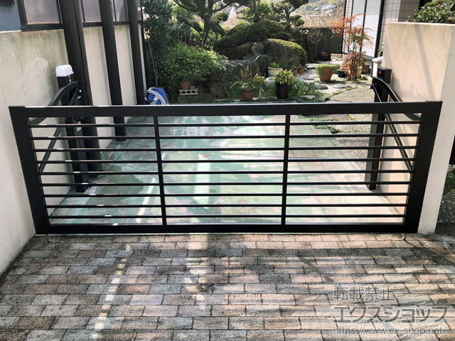 大阪府岸和田市ののカーゲート スウィングアップゲート1型 横格子 電動式 施工例