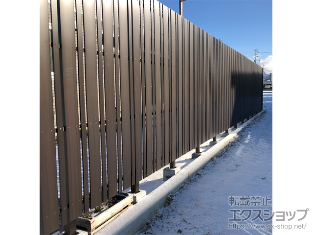 長野県佐久市ののフェンス・柵 タテイタスタイル 120＋45サイズ（隙間20mm）高尺タイプ 施工例