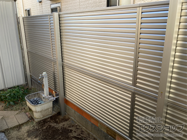 栃木県小山市ののフェンス・柵 ミエーネフェンス 目隠しルーバータイプ 2段支柱 自立建て用（パネル2段） 施工例
