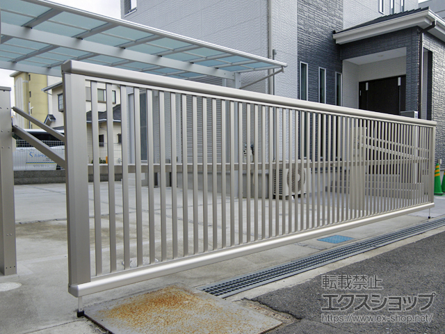 大阪府泉佐野市ののカーゲート ルシアスアップゲートワイド 4型 たて太格子 電動式 施工例