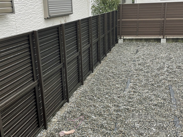 愛知県一宮市ののフェンス・柵 ミエーネフェンス 目隠しルーバータイプ 2段支柱 ブロック建て用（パネル2段） 施工例