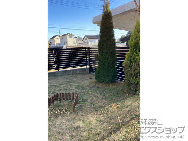 群馬県前橋市ののフェンス・柵 ルシアスフェンスF04型 横板 木目カラー 自由柱施工（東側設置 W12,000） 施工例