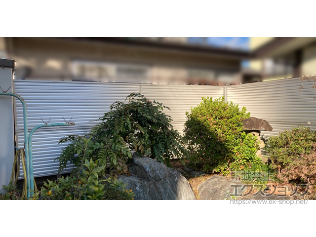 埼玉県上尾市ののフェンス・柵 ミエーネフェンス 目隠しルーバータイプ 2段支柱 自立建て用 施工例