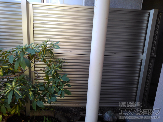 静岡県沼津市ののフェンス・柵 ミエーネフェンス 目隠しルーバータイプ 2段支柱 自立建て用 施工例