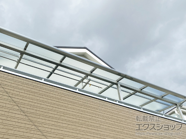大阪府池田市ののバルコニー・ベランダ屋根 ソラリア F型 屋根タイプ 連棟 積雪〜20cm対応＋吊下げ物干し　長さ：標準 施工例