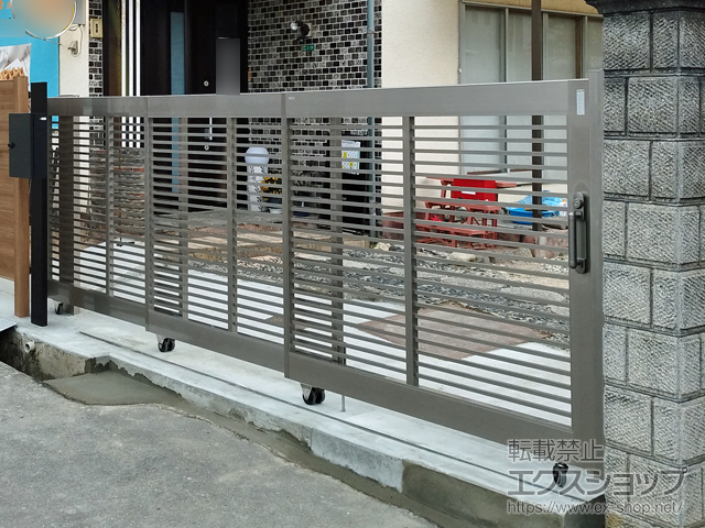 広島県竹原市ののカーゲート スタッキング引戸 片引き 1型 4514S 施工例