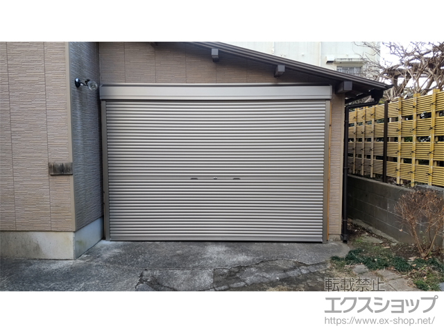 千葉県君津市のLIXIL リクシル（トステム）のガレージシャッター ガレージシャッタークワトロ 手動式 外部付タイプ 施工例