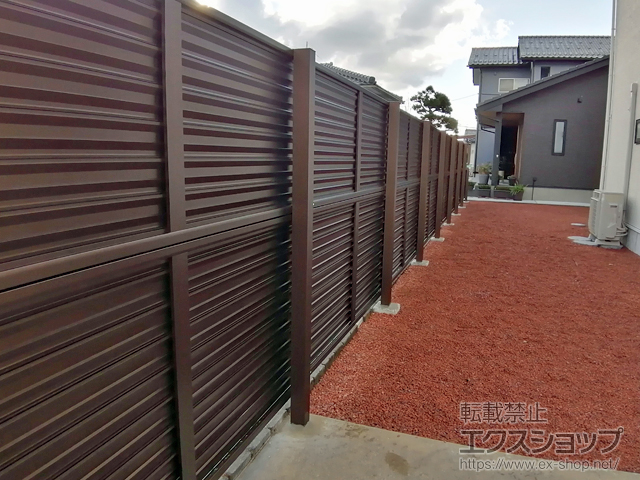 石川県小松市ののフェンス・柵 ミエーネフェンス 目隠しルーバータイプ 2段支柱 自立建て用（パネル2段） 施工例