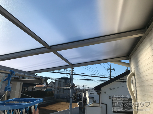 埼玉県富士見市ののバルコニー・ベランダ屋根 ソラリア F型 屋根タイプ 単体 積雪〜20cm対応＜外観右側＞ 施工例