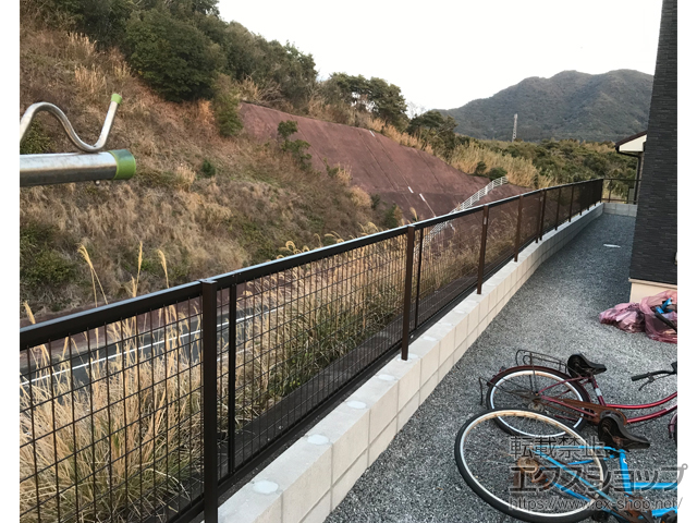 鹿児島県南さつま市ののフェンス・柵 シンプレオフェンスM2型 縦井桁メッシュ 自由柱タイプ 施工例