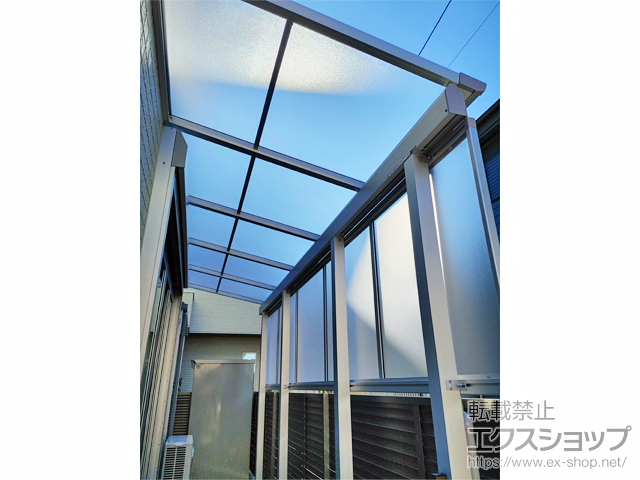 東京都小金井市ののテラス屋根 ソラリア F型 テラスタイプ 単体 積雪〜20cm対応＋前面パネル 施工例