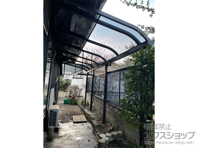 広島県安芸高田市ののテラス屋根 ソラリア R型 テラスタイプ 連棟 積雪〜20cm対応＋吊り下げ式固定物干し 標準タイプ＋前面パネル*1段 施工例