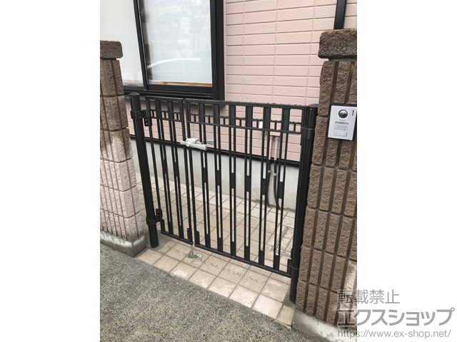 埼玉県越谷市のの門扉 アプローチ ルナ VE型 親子開き　吊元門柱使用 施工例