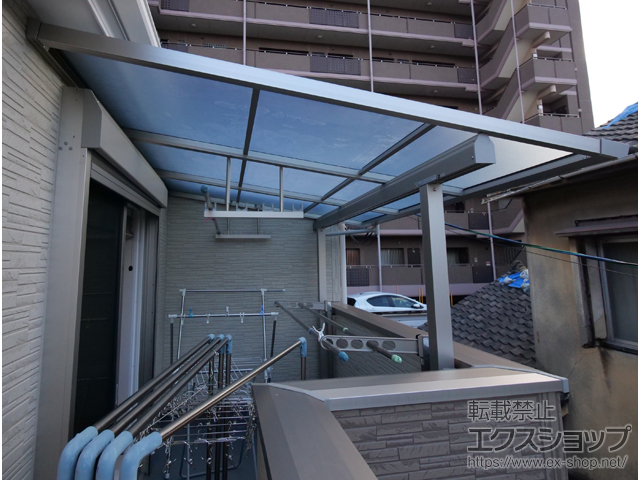大阪府堺市ののバルコニー・ベランダ屋根 ソラリア F型 屋根タイプ 単体 積雪〜20cm対応＋吊り下げ式固定物干し 標準タイプ　長さ：標準2本入り×1セット 施工例