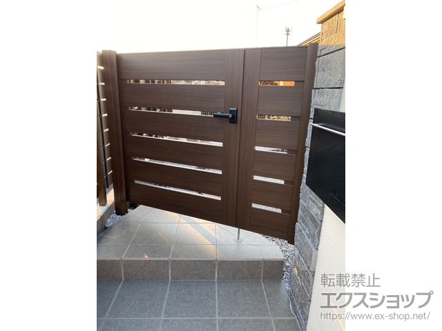 東京都町田市のの門扉 ルシアス門扉W03型 横スリット(木調框) 両開き親子 木調カラー 門柱使用*木調門柱 施工例