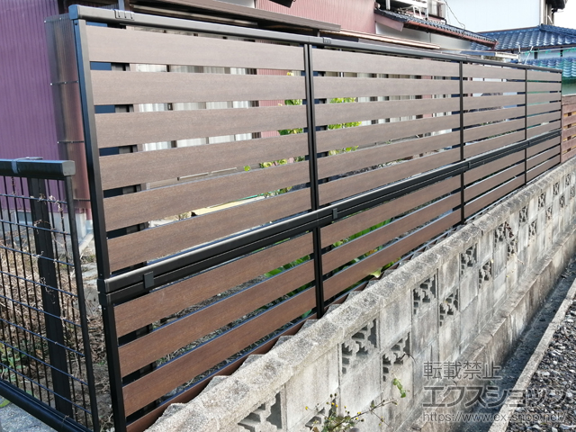 佐賀県武雄市ののフェンス・柵 モクアルフェンス 横板タイプ 2段支柱 自立建て用 施工例
