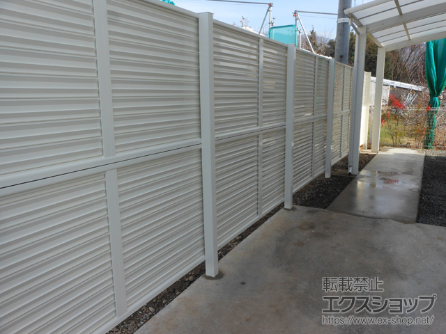 長野県上田市ののフェンス・柵 ミエーネフェンス 目隠しルーバータイプ 2段支柱 自立建て用（パネル2段）（1部パネル1段） 施工例