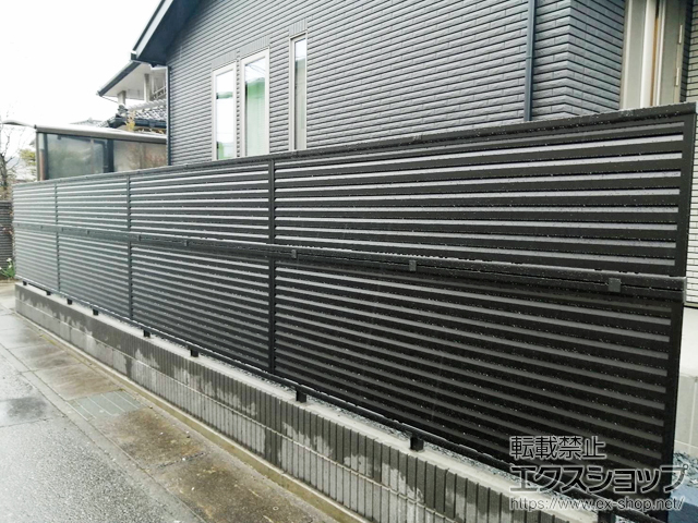 栃木県宇都宮市ののフェンス・柵 ミエーネフェンス 目隠しルーバータイプ 2段支柱 ブロック建て用 施工例