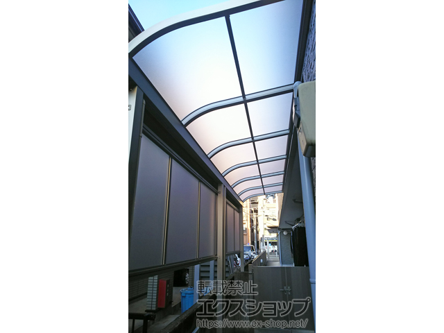 埼玉県草加市ののテラス屋根 ソラリア R型 テラスタイプ 単体 積雪〜20cm対応+前面パネル（柱標準タイプ/積雪20cm・出幅2〜6尺用） 施工例