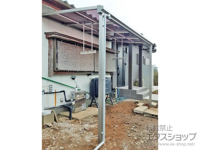 茨城県鹿嶋市のYKKAPのテラス屋根 ソラリア F型 テラスタイプ 単体 積雪～20cm対応＋吊り下げ式 固定物干しセット(アルミ物干し竿無し) 施工例