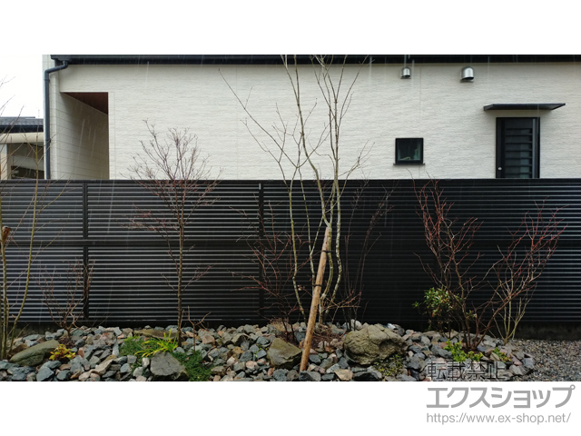 石川県河北郡内灘町ののフェンス・柵 シンプレオフェンス13F型 横ルーバー 2段支柱 自立建て用 施工例