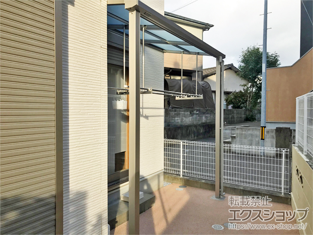 福岡県福岡市ののテラス屋根 ソラリア F型 テラスタイプ 単体 積雪〜20cm対応＋吊り下げ式物干し 標準サイズ/標準 2本入り×1セット 施工例
