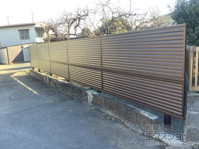 山梨県南巨摩郡富士川町ののフェンス・柵 ミエーネフェンス 目隠しルーバータイプ 2段支柱 自立建て用 施工例