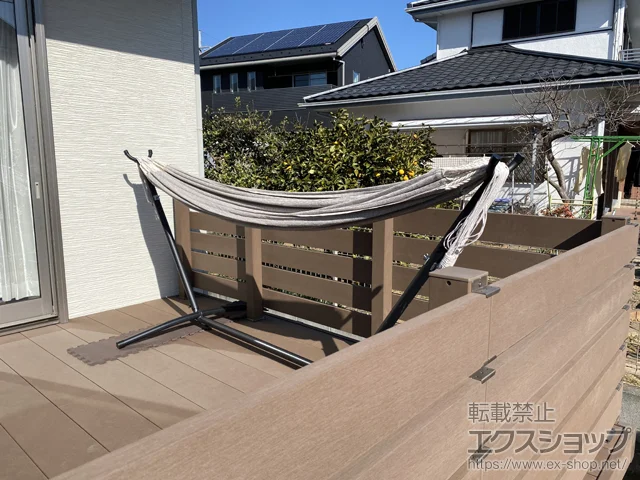 神奈川県横浜市のYKKAPのウッドデッキ リウッドデッキ 200+リウッドデッキフェンス3型＜横スリット＞ 施工例