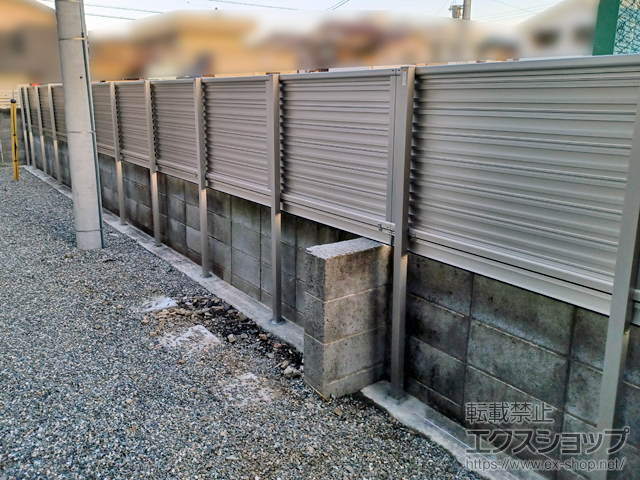 山梨県甲府市ののフェンス・柵 シンプレオフェンス5F型 横目隠し 上段のみ設置 ブロック建て用 施工例