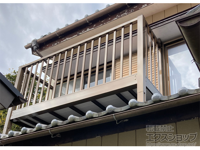 千葉県山武市のLIXIL リクシル（トステム）のバルコニー ビューステージHスタイル 縦太格子 単体 屋根置き式 施工例