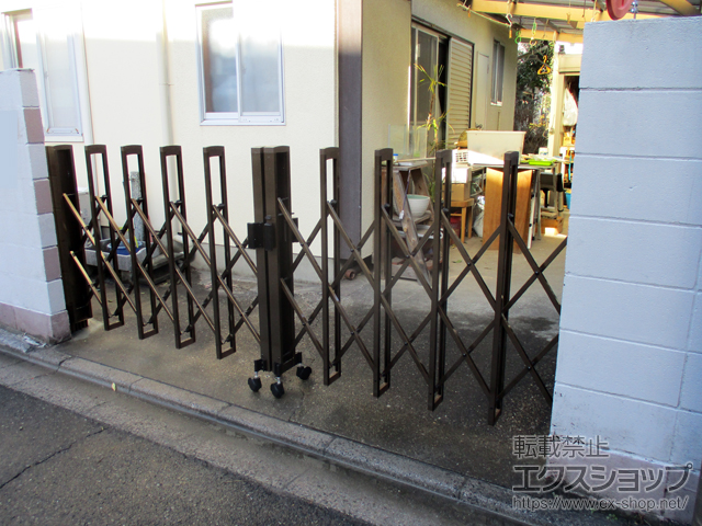 埼玉県さいたま市ののカーゲート トリップゲートII 1型 シンプル ノンレール 両開き 34W(17S+17M) 施工例