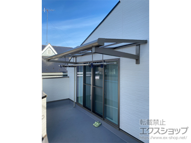 東京都日野市ののバルコニー・ベランダ屋根 レボリューA F型 柱なしタイプ 単体 積雪〜20cm対応＋吊下げ型調整式竿掛け＋壁付け物干し 施工例