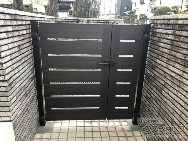 奈良県奈良市のの門扉 ルシアス門扉W03型 横スリット 両開き親子 木調カラー 門柱使用 施工例