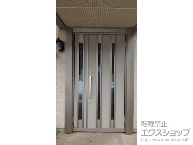 青森県三沢市のLIXIL リクシル（トステム）の玄関ドア リシェント玄関ドア3 断熱K2仕様 親子仕様(ランマ無)R M24型 ※手動仕様 施工例