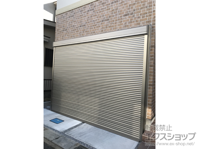 埼玉県春日部市のLIXIL リクシル（トステム）のガレージシャッター ガレージシャッタークワトロ 電動式 外部付タイプ 施工例