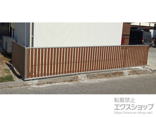長野県飯田市ののフェンス・柵 ルシアスフェンスF03型 たて半目隠し 木調カラー・自由柱施工 施工例
