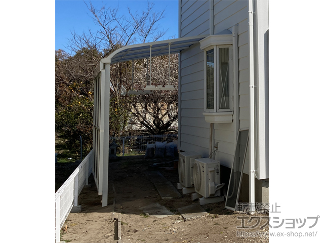 静岡県袋井市ののテラス屋根 スピーネ R型 テラスタイプ 単体 積雪〜20cm対応＋吊り下げ物干し＋前面スクリーン 施工例