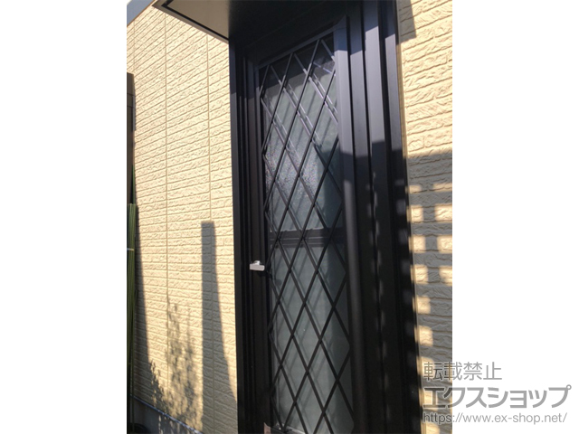 茨城県小美玉市のLIXIL リクシル（トステム）の玄関ドア リシェント勝手口ドア 断熱仕様（Low-E）ランマ無（外観右吊元）K型 施工例