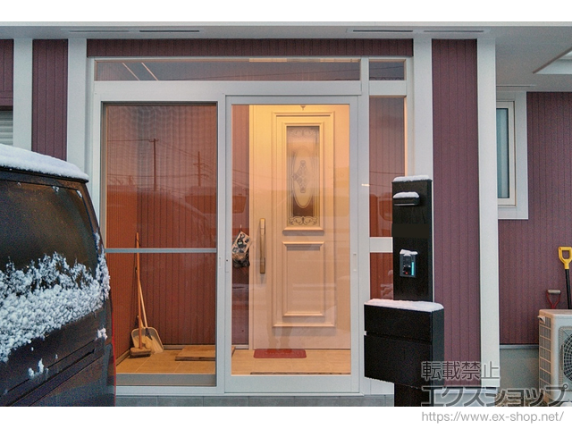 宮城県大崎市のLIXIL リクシル（トステム）の風除室 ツインガードIII Iタイプ ランマ付 屋根なし 縦枠加工あり 横材見込69 施工例
