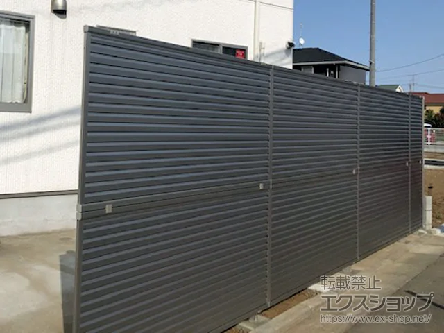 東京都東久留米市のValue Selectのフェンス・柵・塀 ミエーネフェンス 目隠しルーバータイプ 2段支柱 自立建て用 施工例