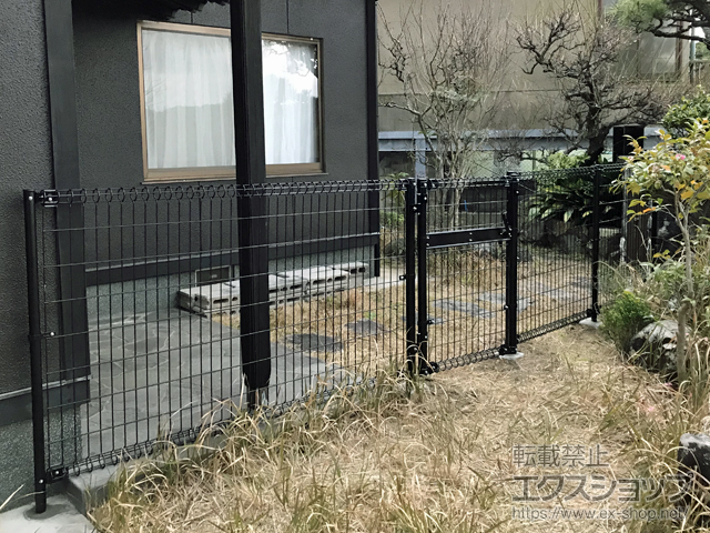 長崎県佐世保市ののフェンス・柵 ハイグリッドフェンスN1型 間仕切り柱施工　※門扉と接続 施工例