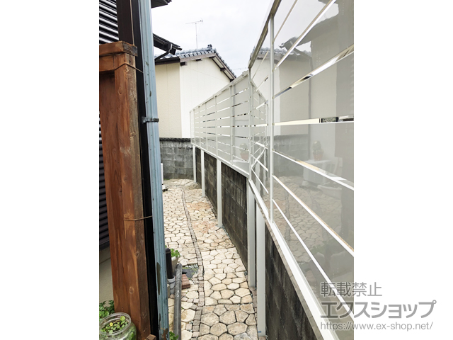 熊本県荒尾市ののフェンス・柵 フェンスAB YS3型 横スリット3 上段のみ アルミ多段柱仕様 施工例