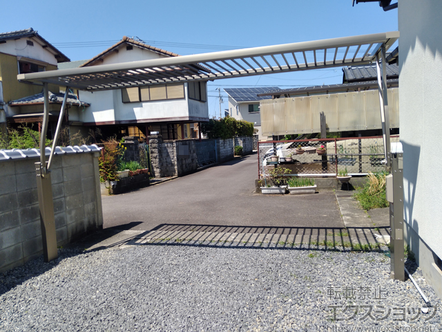 香川県丸亀市ののカーゲート スウィングアップゲート2型 縦格子 電動式 施工例