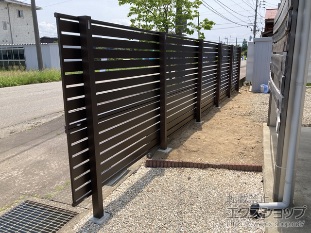 新潟県上越市ののフェンス・柵 シンプレオフェンスSY1型 横半目隠し 2段支柱 自立建て用(パネル2段) 施工例