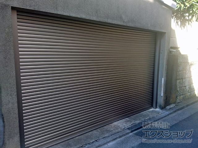 東京都北区のLIXIL リクシル（トステム）のガレージシャッター ガレージシャッタークワトロ 電動式 内部付タイプ ※外部停電時開閉機構 施工例