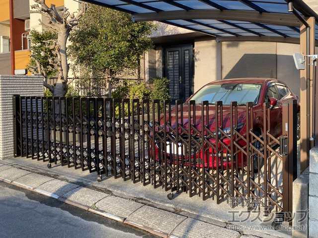 千葉県柏市ののカーゲート トリップゲートII P型 ペットガード付き ノンレール 片開き 54S 施工例