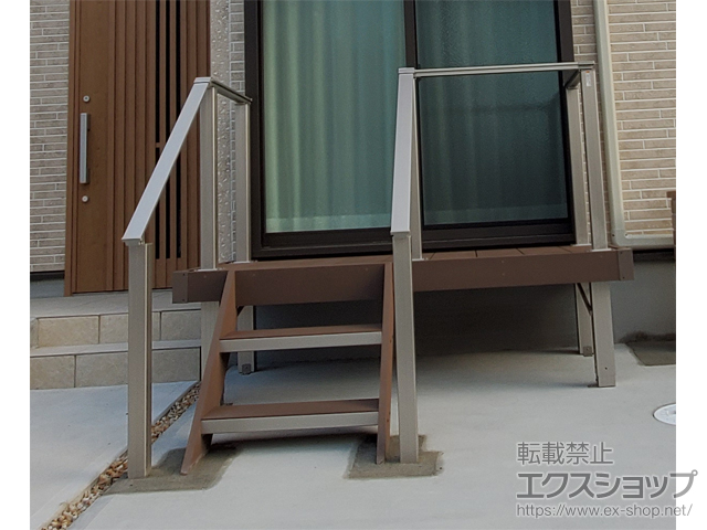 大阪府高槻市ののウッドデッキ リウッドデッキ 200＋リウッド ステップ5型 ステップHタイプ（2段）＋ルシアスデッキフェンス　B01型〈笠木のみタイプ〉+ステップ補助用フェンス 施工例